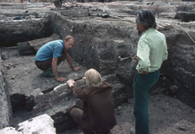 830334 Afbeelding van archeologen tijdens de opgravingen van het vroegere Kasteel Vredenburg op het Vredenburg te ...